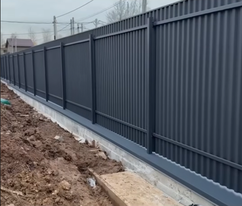 Забор из профнастила на фундаменте